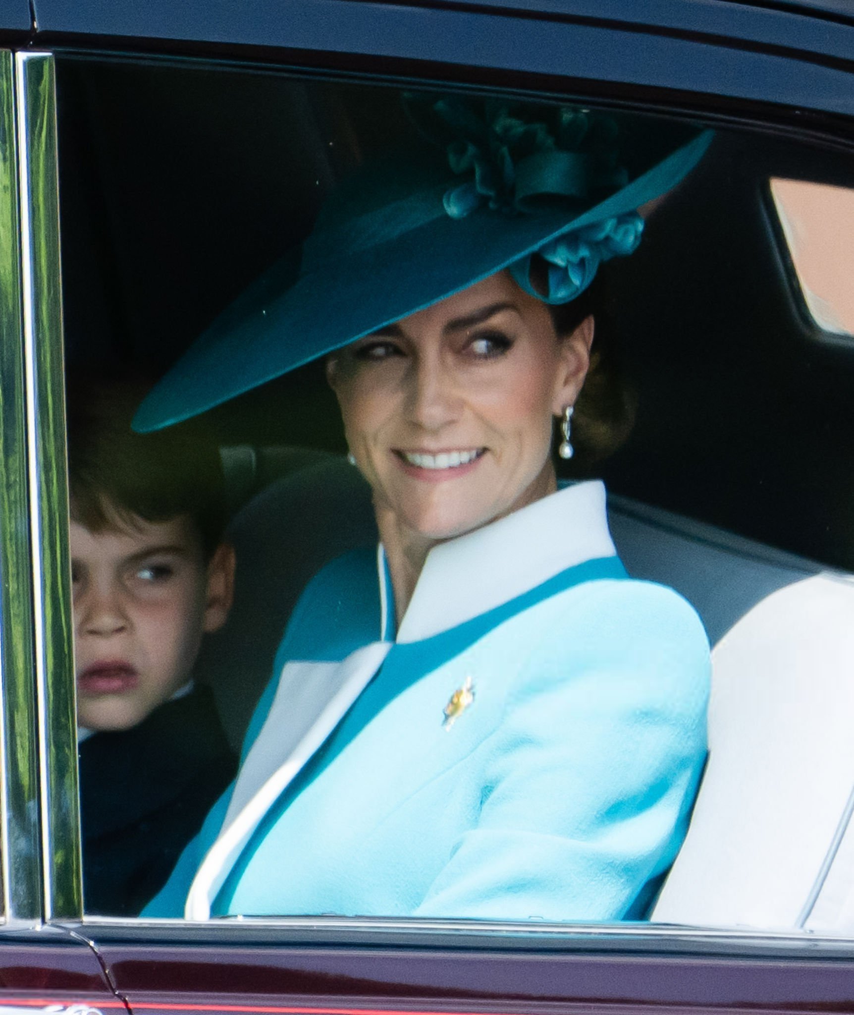 今日蓝色系的威尔士一家🚗乘车前往白金汉宫katemiddleton英国