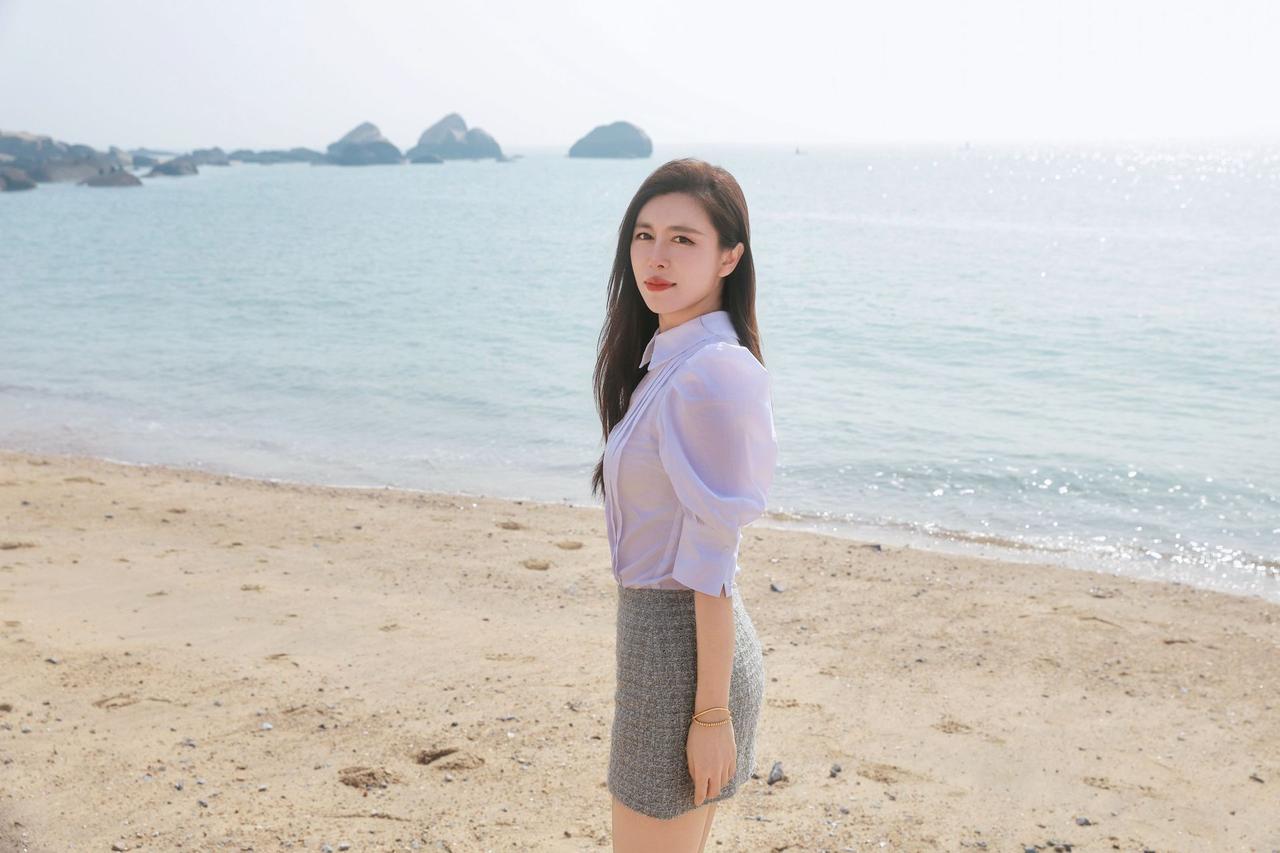 白色短袖衬衣搭配灰色短裙，简约而不失风情的时尚。