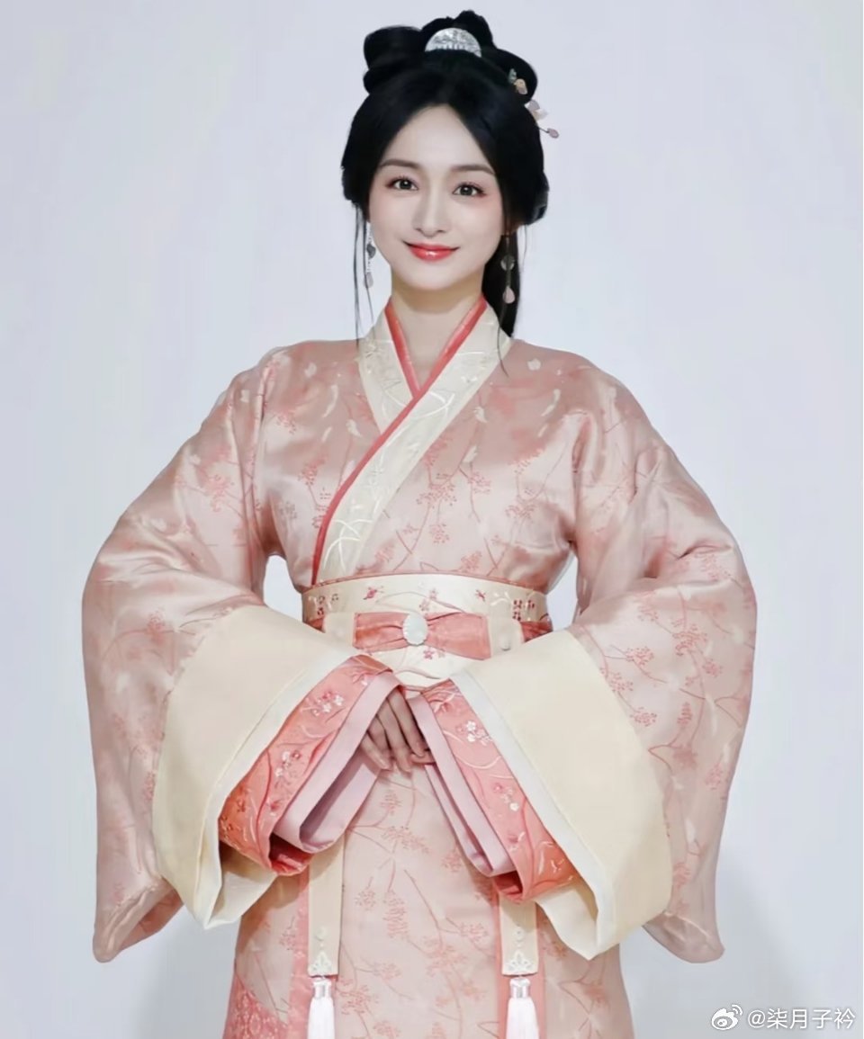 《折腰》大结局，原以为与父亲决裂的大乔够委屈，实则蛮蛮才是最让人心疼。大乔委屈
