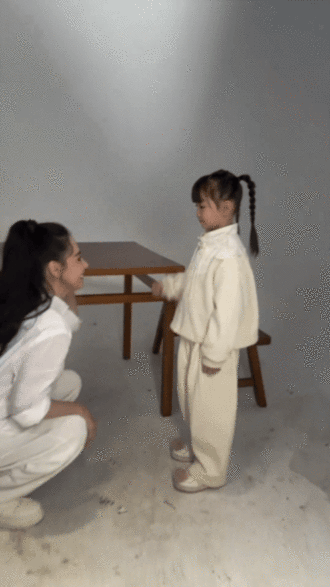 张柏芝英歌舞变装转场张柏芝英歌舞变装好飒张柏芝英歌舞变装转场，粉色英歌服上身又飒