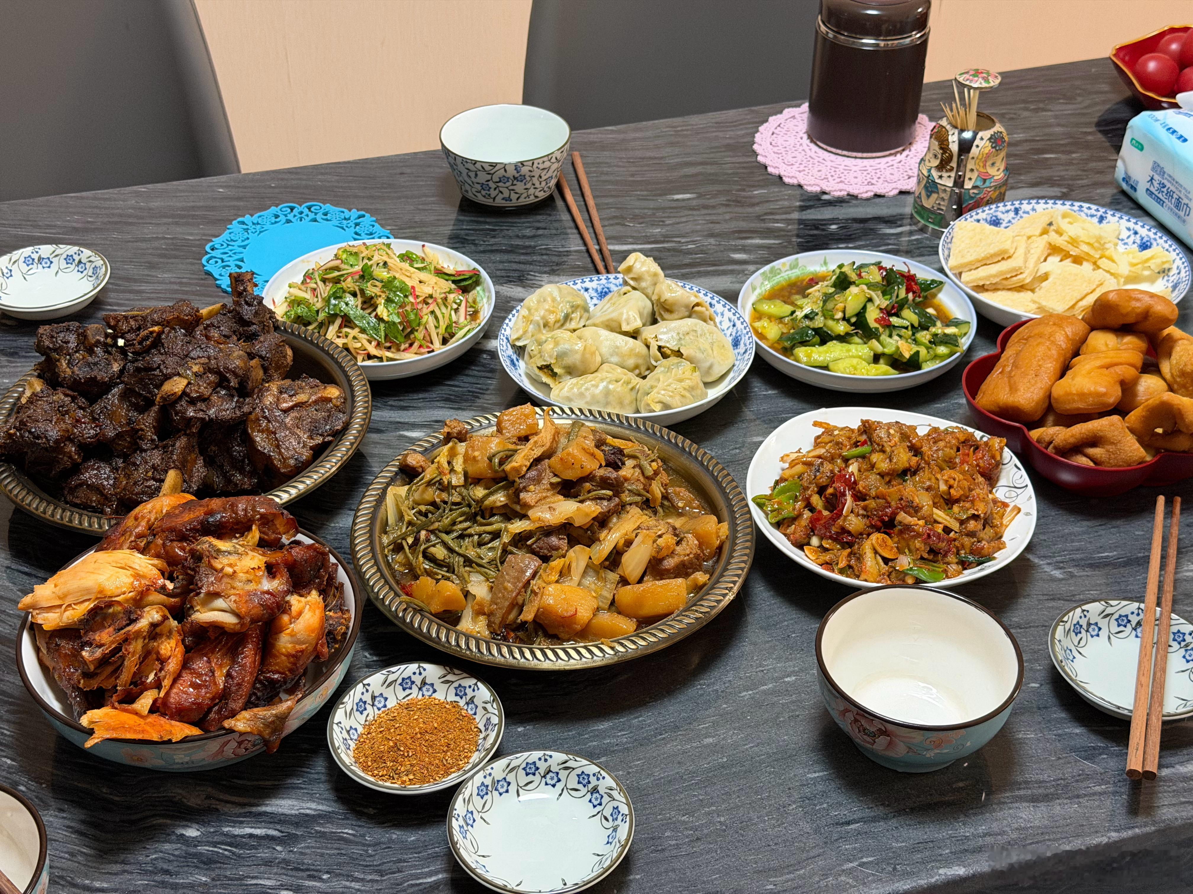 丈母娘招待女婿牧区的牛做的牛排牧区的猪做的烩菜牧区的豆角、黄瓜、土豆、萝卜全部都