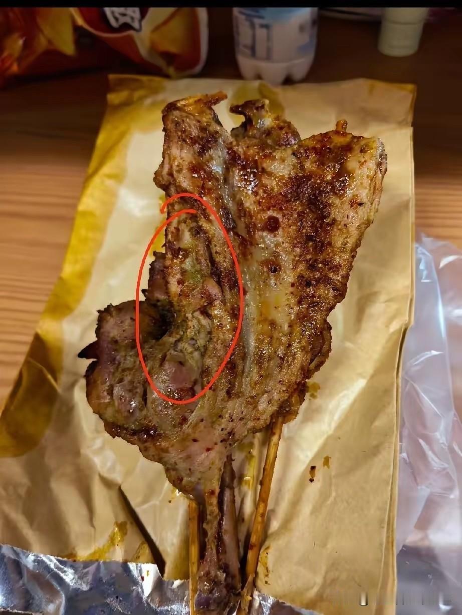 看到“鹅腿阿姨”烤出来的鸭腿，我也终于明白了为什么这么长时间，都没有人怀疑过这到