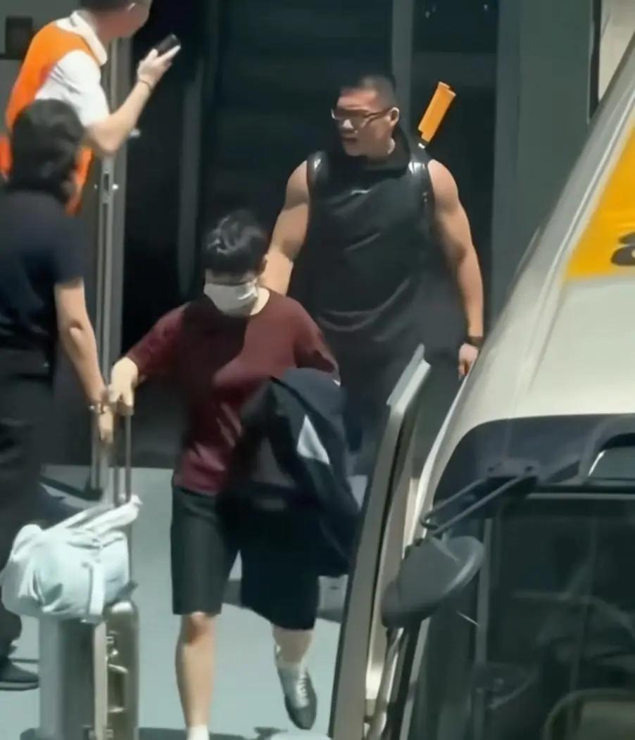 正式更换教练，孙颖莎遗憾，康复治疗1月后首次现身，伤情曝光这事儿，怎么说的都