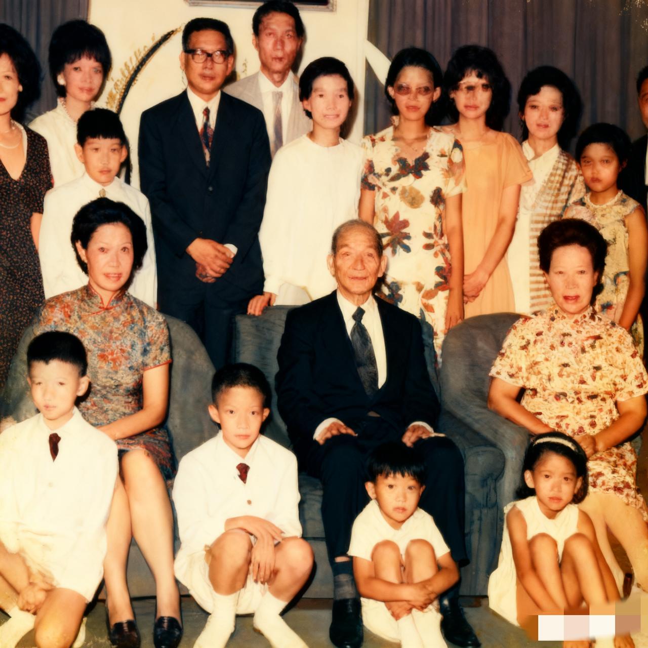 60年代，胡琏和两位夫人，一张罕见的合影，这张照片拍摄于胡琏六十大寿当天，胡琏的