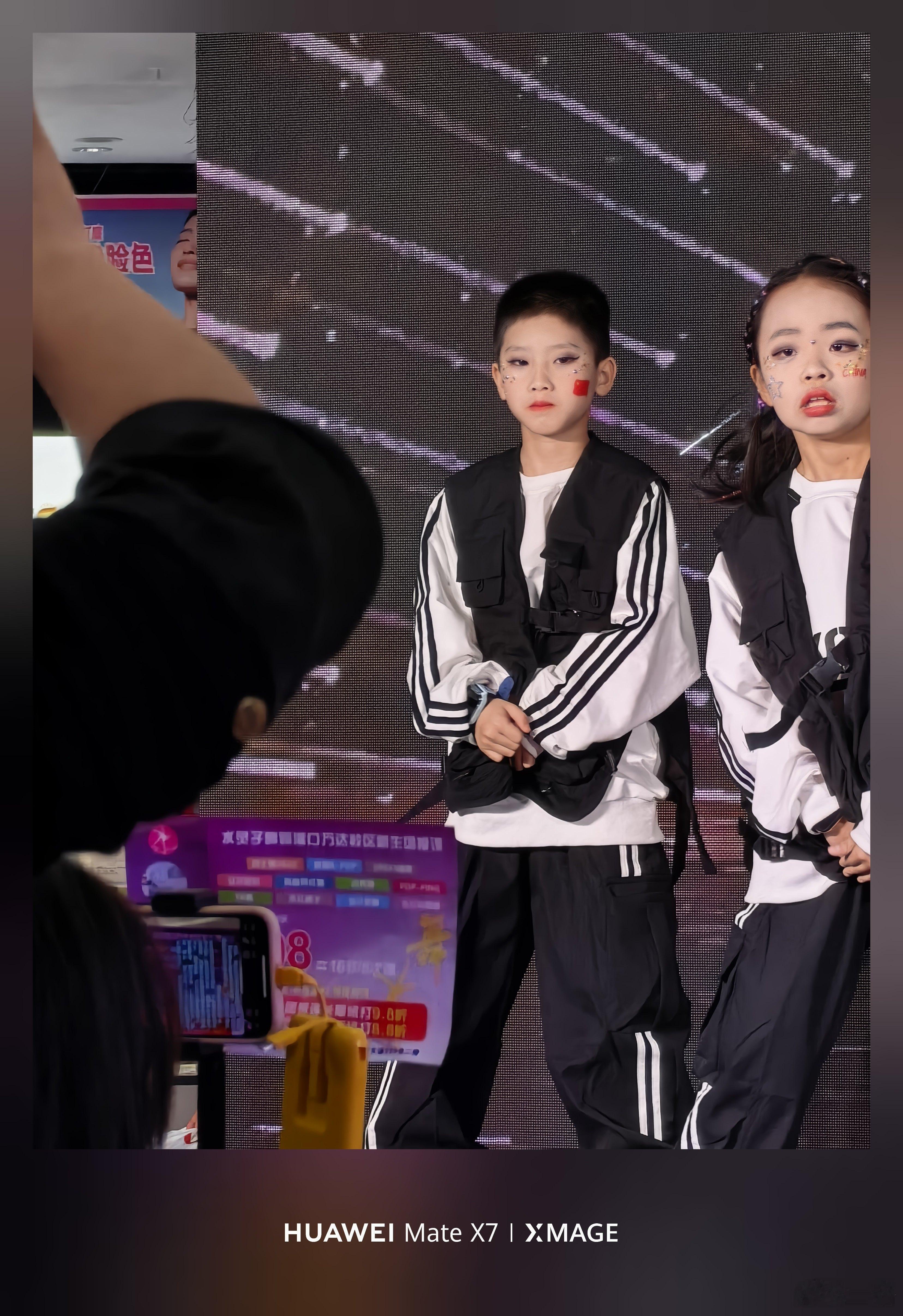 终于表演完啦，还得到玩具枪奖励，辛苦一天得到的玩具竟然说：小姨这个礼物送给你。我