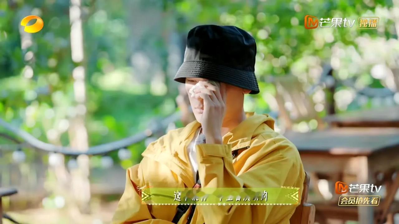 张晚意这体质也太绝了！不管跟谁搭戏，总能演出种“偷偷整两口”的微妙张力。前