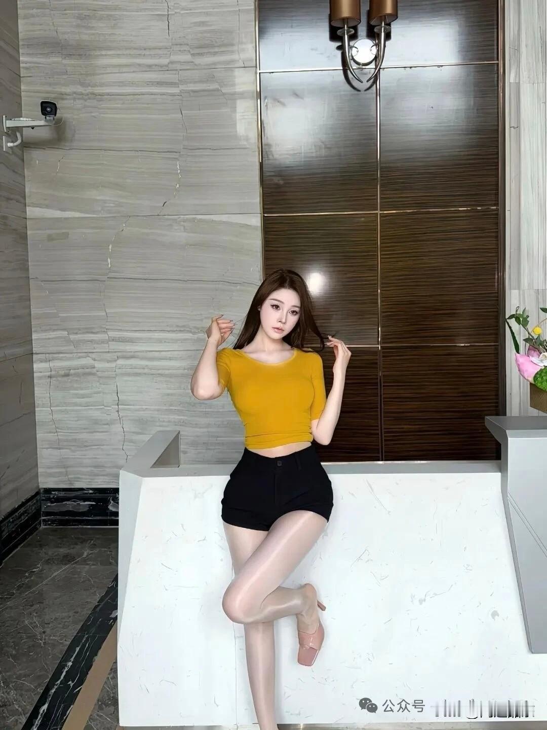 性感女神，气质迷人。