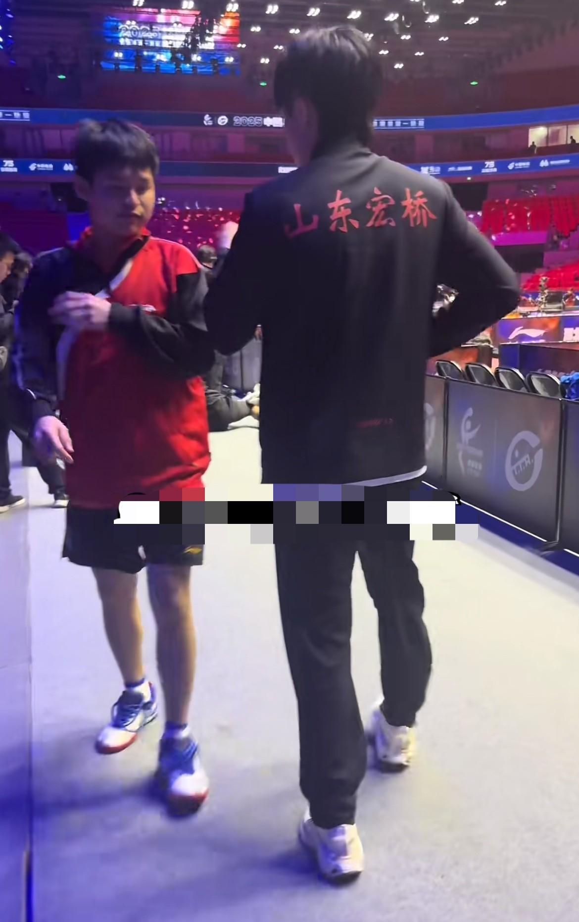 王楚钦对林诗栋真的友爱乒超联赛中林诗栋遇到王楚钦。大头伸手要捏小石头的脸，小石