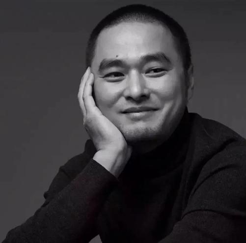 窦文涛问冯唐:"你能说出一个结婚的好处吗？"冯唐沉默了一会儿，这种问题对冯唐来