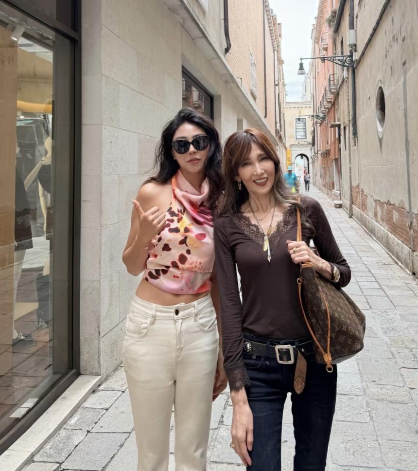曾把木村拓哉迷得神魂颠倒的工藤静香，真的是断崖式衰老啊！56岁的她上月法国出