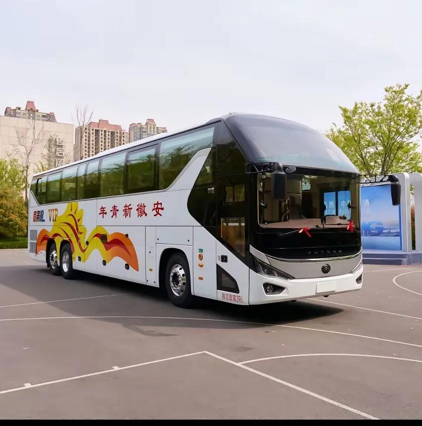 都是三轴的豪华大巴车，一台是令国人引以为傲的国产品牌——河南省生产的宇通大巴，另