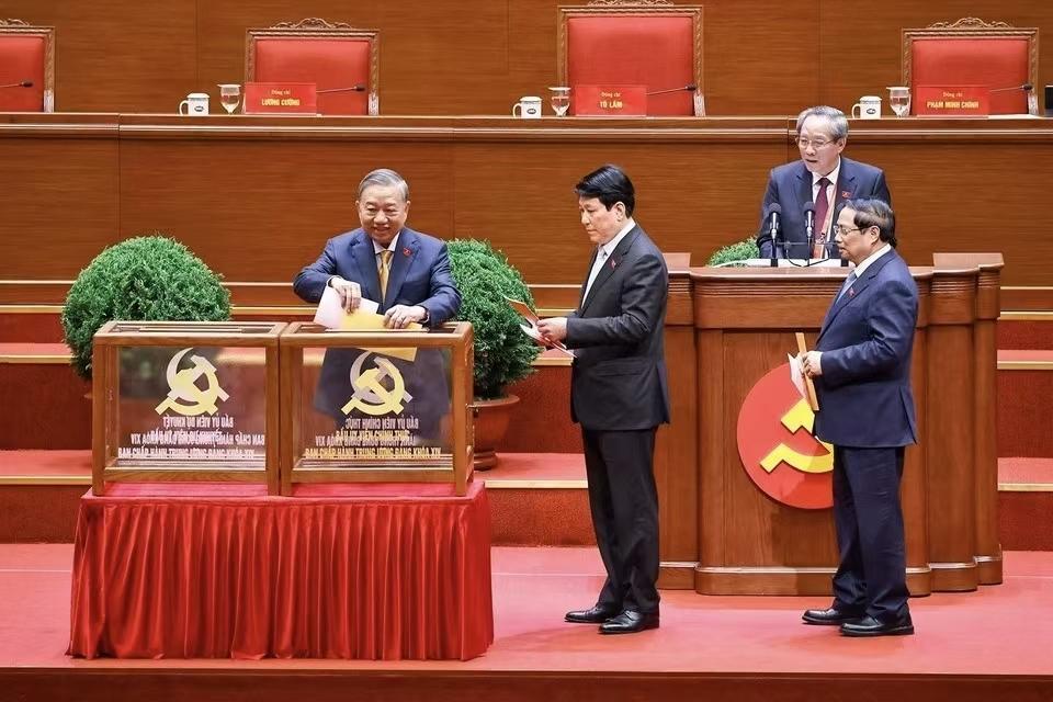 三等奖产生！越南今天选出200名中央委员。实际上，可以把越南的四驾马车视为一等奖