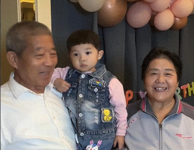 高龄父母近况惹人牵挂，小天赐一家现状让人感慨。5月10日母亲节当天，小