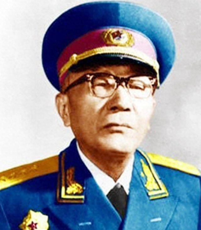 1950年，黄克诚参加一次会议时，突然觉得一位工作人员的脸十分熟悉，仔细回想后，