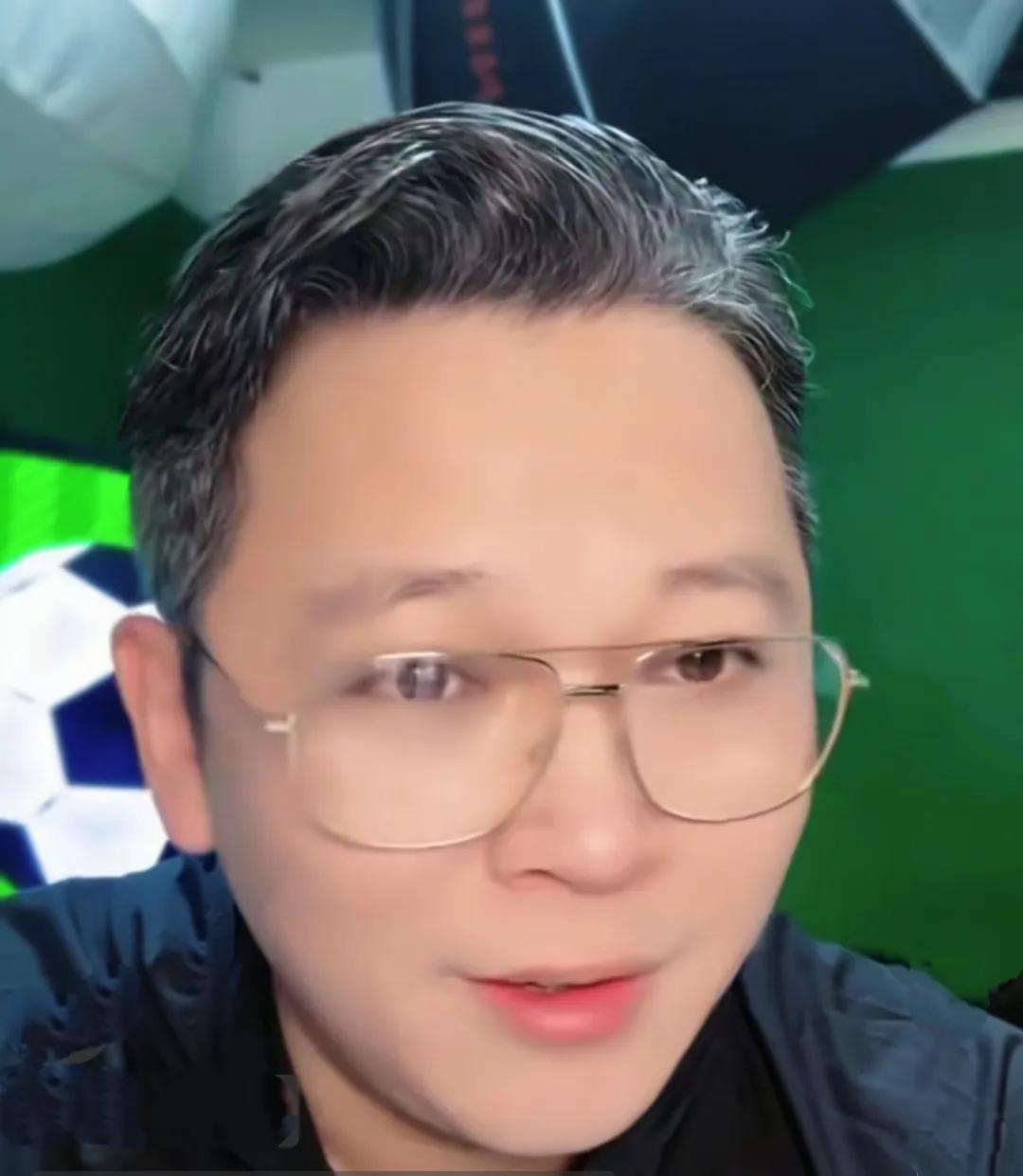 解说员周亮认为上海申花管理层能力不行，甚至都不如他。他表示，本赛季上海申花拿不