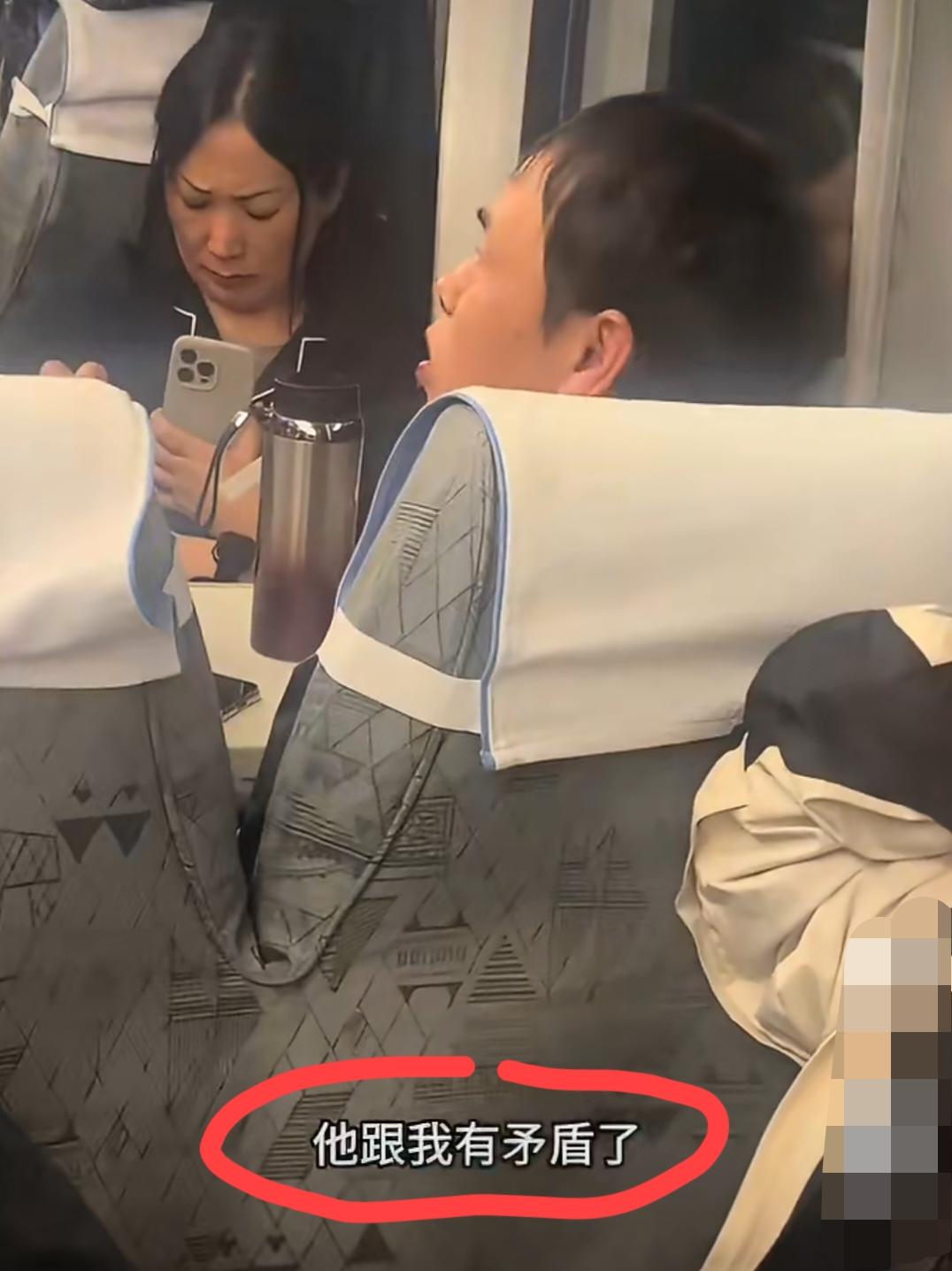 列车上，男子不允许无座票旅客坐他旁边的空座，乘警对其教育半天，男子仍不愿妥协。考