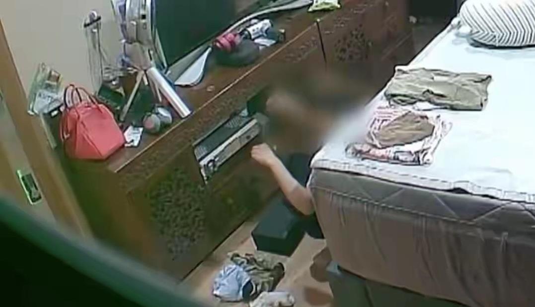 上海，一女子雇佣了两个钟点工阿姨，用了6年，对她们十分信任，可最近一年，家里总丢