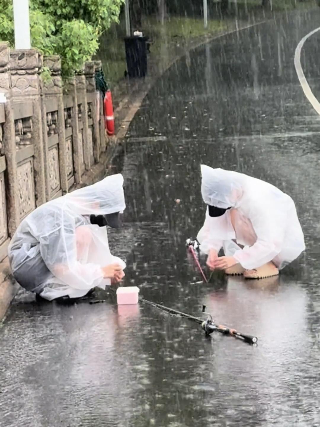 你们不要再抨击女钓友啦，有的女选手还是非常敬业的，没有几个摆拍的会尝试冒雨作钓，