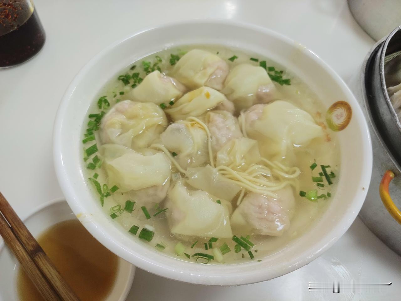 左福斋的面条真便宜啊，雪菜面才4块钱一碗，小馄饨也才4块钱一碗。现在4块钱一碗