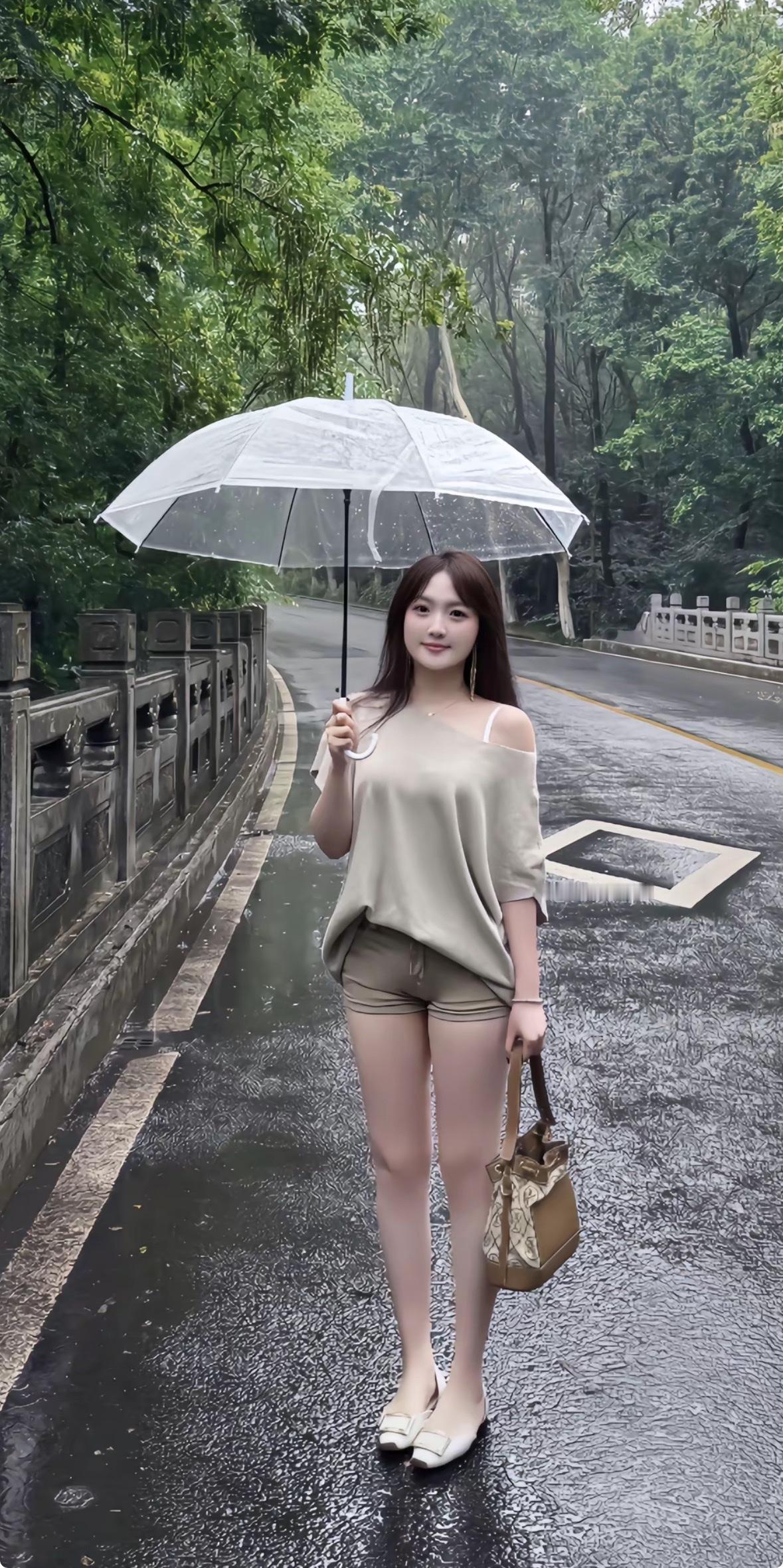 雨中漫步，撑伞漫步在绿意盎然的小路上，享受宁静的时光。