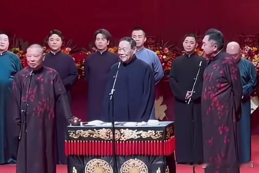 郭德纲这两口子是真行。被杨议骂成那样，硬是一声没吭。咬着牙坚持了一年，到年底