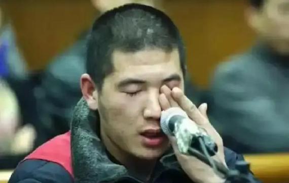 2006年，复员士兵崔英杰，靠路边设摊糊口，同城管人员产生激烈争执后，持刀刺毙城