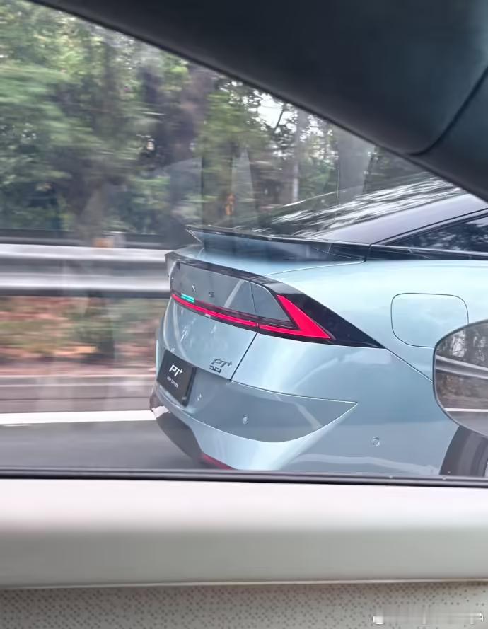 据说是小鹏P7+的增程版外观根据现款P7+做了一些改动不得不说，新P7和P7+系