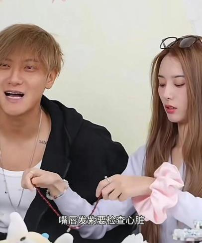 医生分析黄子韬嘴唇发紫原因百亿富豪黄子韬直播，嘴唇发紫被网友提醒做心脏检查。黄