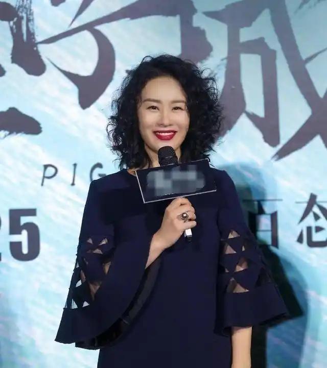 邬君梅，再度凭借新造型惊艳大众视野，她一改往昔中年风格，选了一款新潮泡面头，看上