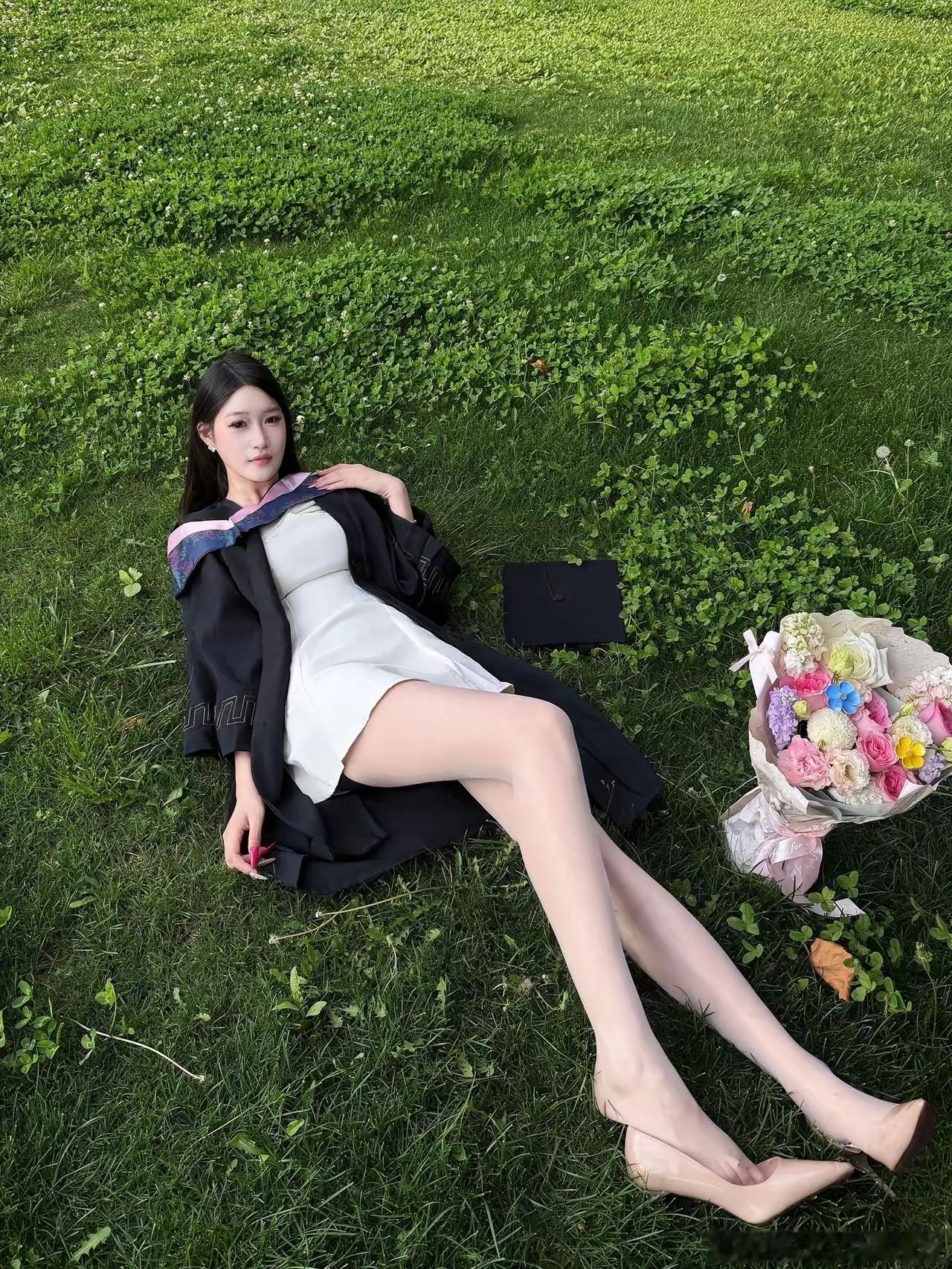 优雅毕业照，花束与绿草的完美搭配