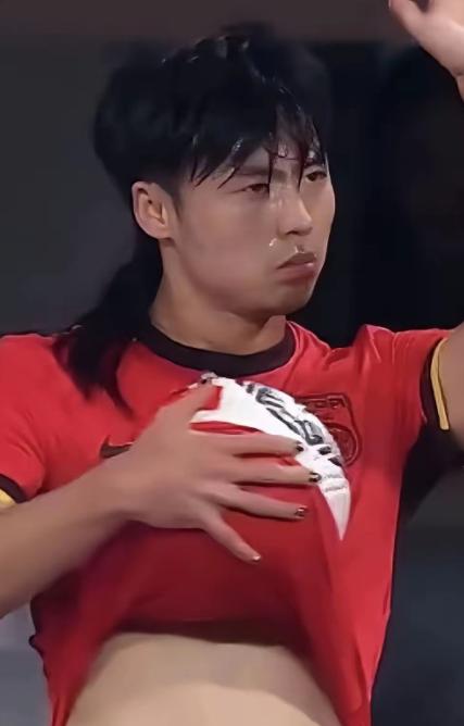 国足球员身上纹身我忍了， 有大肚腩我忍了， 留长头发我也忍了， 可你