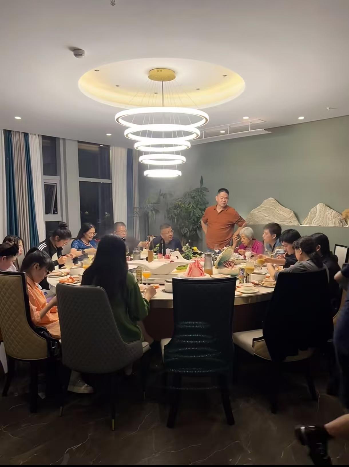 晚上不想做饭，寻思一家人到饭店吃算了，公婆听了也连忙说好，结果我们刚到饭店准备点
