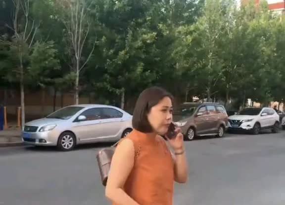 两车放一起，女子错把别人的奔驰开回家。近日，辽宁锦州，一名女子干了一件尴