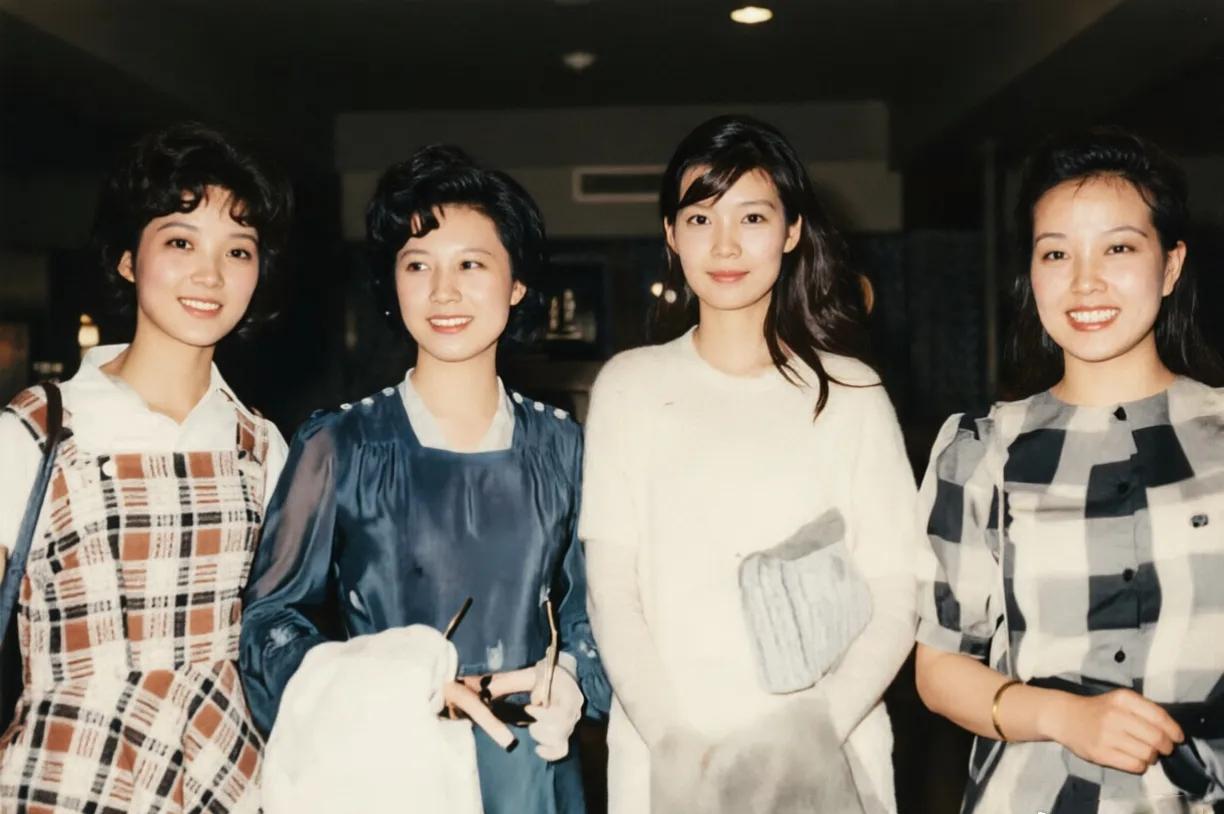 4美同框旧照：龚雪云鬓花颜，清姿雅质；王馥荔俊目流眄，温婉如莲；刘晓庆凤眼如虹，