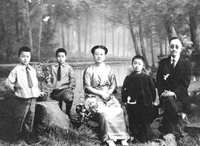 1924年，北大教授章士钊在外面有了女人，妻子吴弱男上门索要说法，不料丈夫却说：