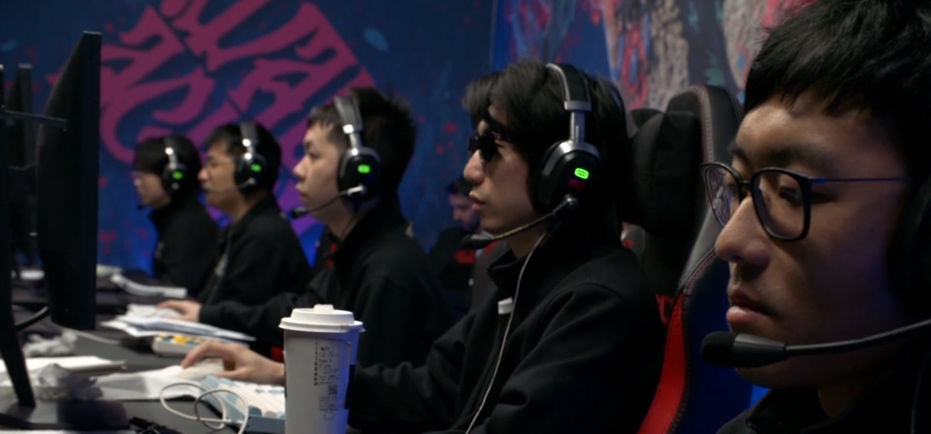 查理斯：有人非要给我发个截图，看着很奇怪，就是行星神说什么他们VG下个比赛被直邀