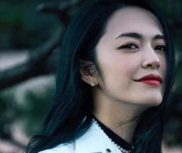 以前看到姚晨和男演员搭戏就很好奇她老公曹郁会怎么看现在看来，人家格局早就打开了