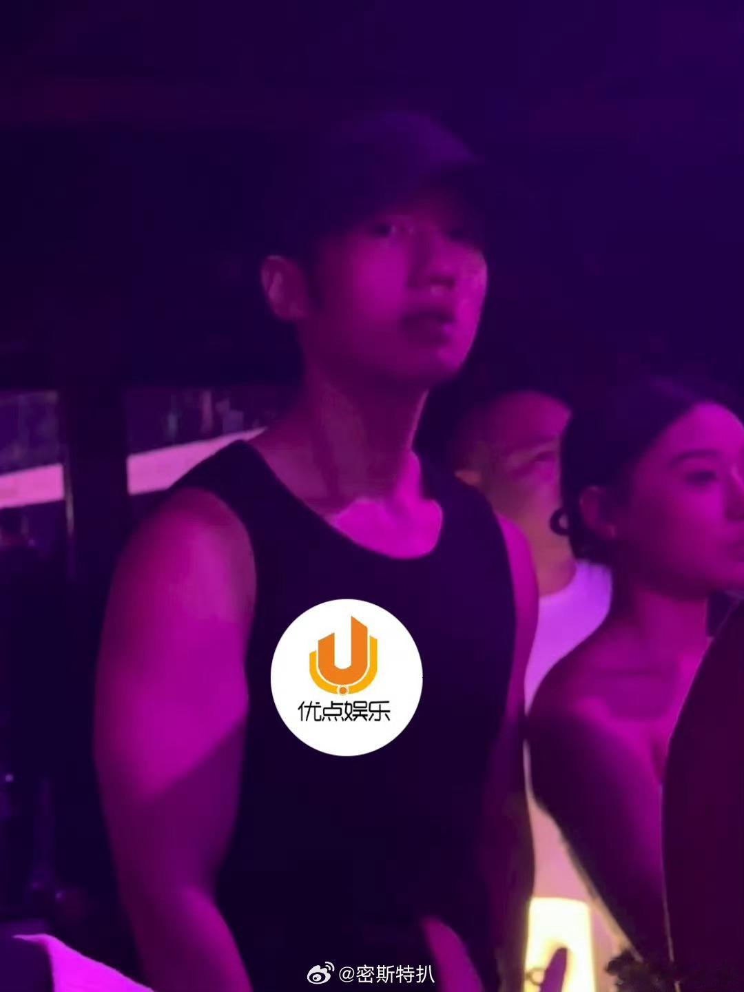 不…这能是一个人吗？？金莎男友牵手神秘美女泡吧​​​