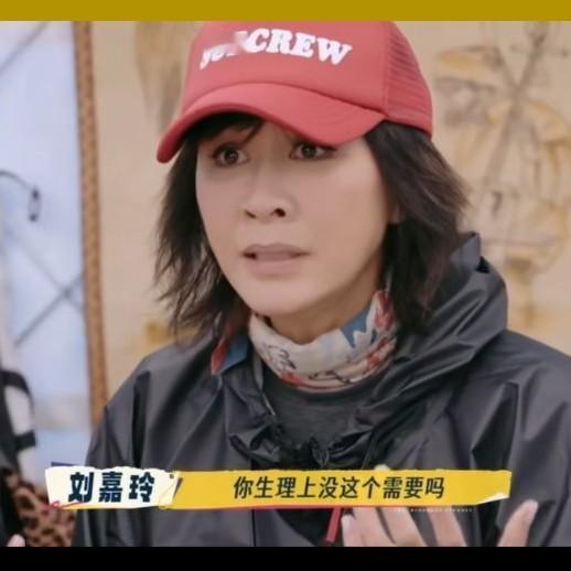 终于知道梁朝伟为什么那么沉默,眼神忧郁98%的原因出在刘嘉玲身上,当着人家男