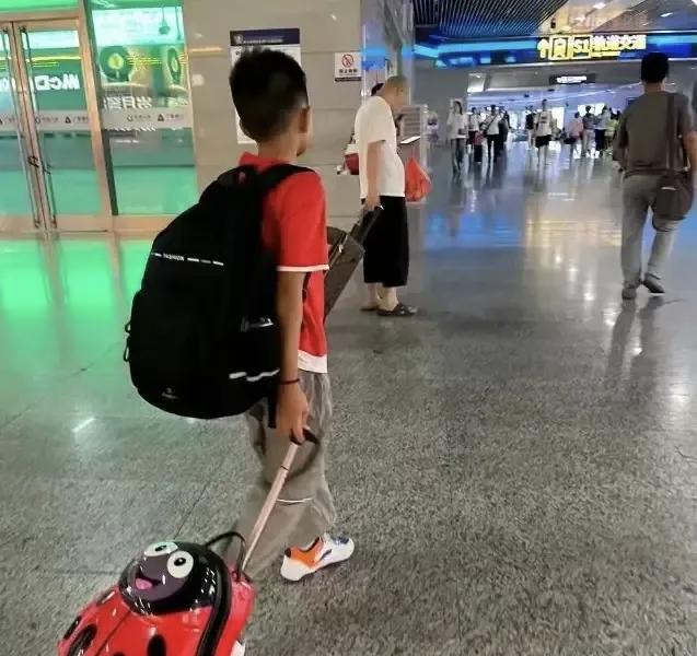 太好哭了。一位13岁男孩失去了妈妈，爸爸不忍心告诉他残酷真相，安慰孩子说妈妈去很