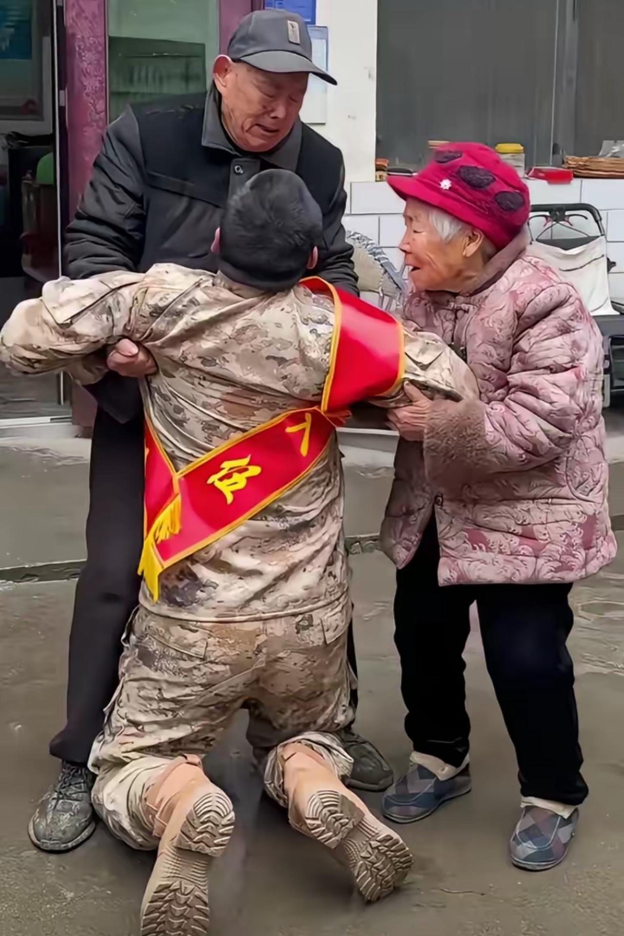 一个从小父母双亡、靠爷爷奶奶拉扯大的小伙张浩爽，在收到入伍通知书的那天，没有欢呼