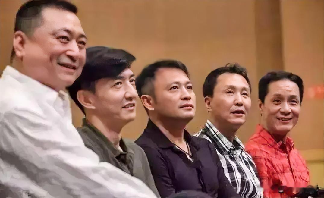 这5人合影。左边是王刚，中间是气质尔雅的丁志诚，右边是吴刚和冯远征。而左二帅哥是