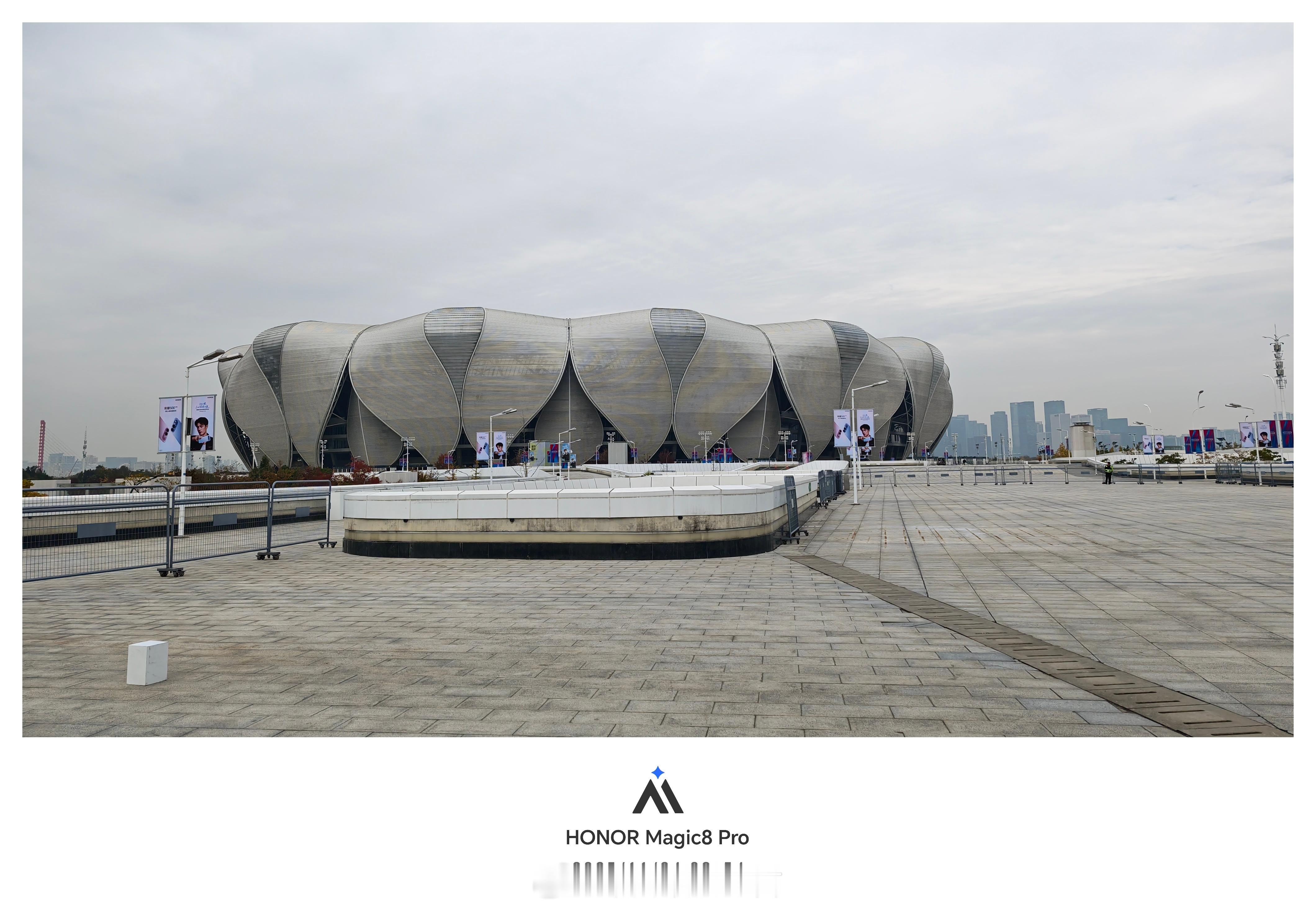 提前来荣耀500发布会现场打卡，话说这现场氛围怎么样？还有大家的肖战也可能会来～