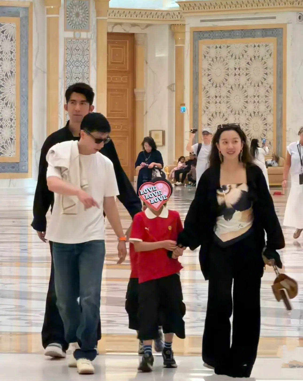 马龙一家四口度假，妻子夏露笑容明媚。马龙夏露带娃度假，一家四口温馨幸福...