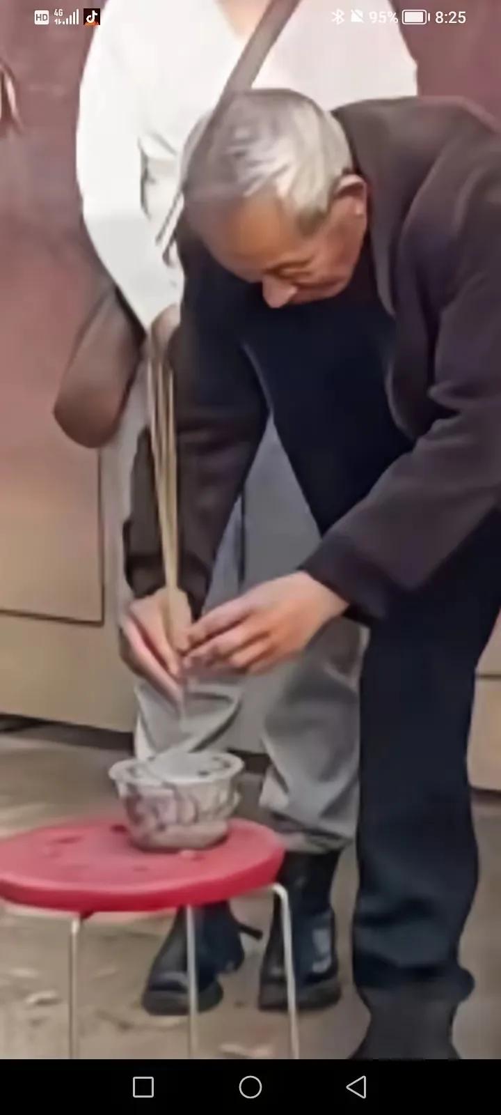 这才是真孝顺！不请客，不收礼，四千块送走98岁老父亲，76岁儿子的一句话让人沉