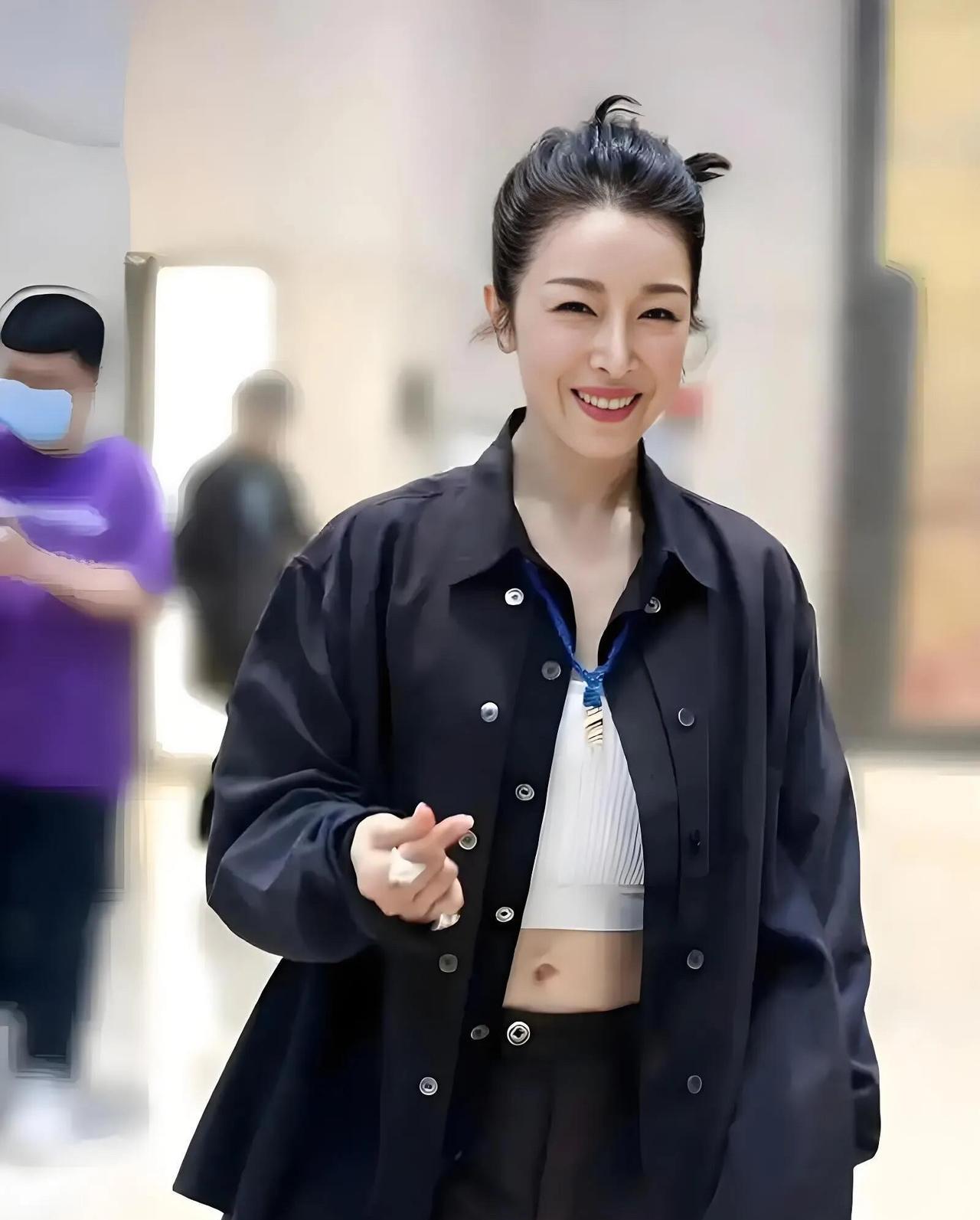 53岁的孙悦，简直美的惊人，50多岁了，就像是冻龄逆生长。时尚又美艳，走在商场里