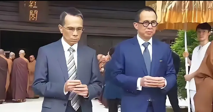 李泽钜、李泽楷现身慈山寺上香、李嘉诚缺席, 引发外界高度关注。