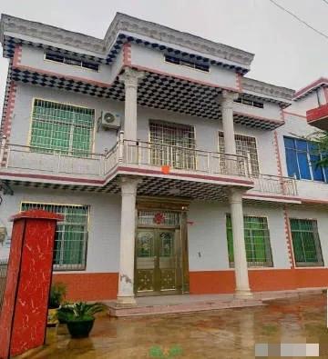 最近回了趟老家，乡下房子空了好久，回去满是灰。邻居之前提过说15万买，我没回应。