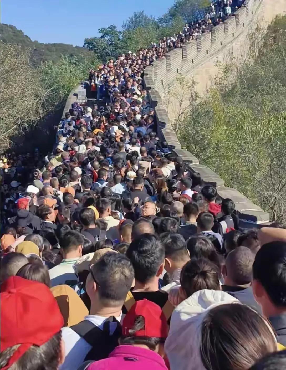 长城上一下子来这么多人！传说中古代孟姜女哭倒长城，今天我都担心他们会压倒长城。