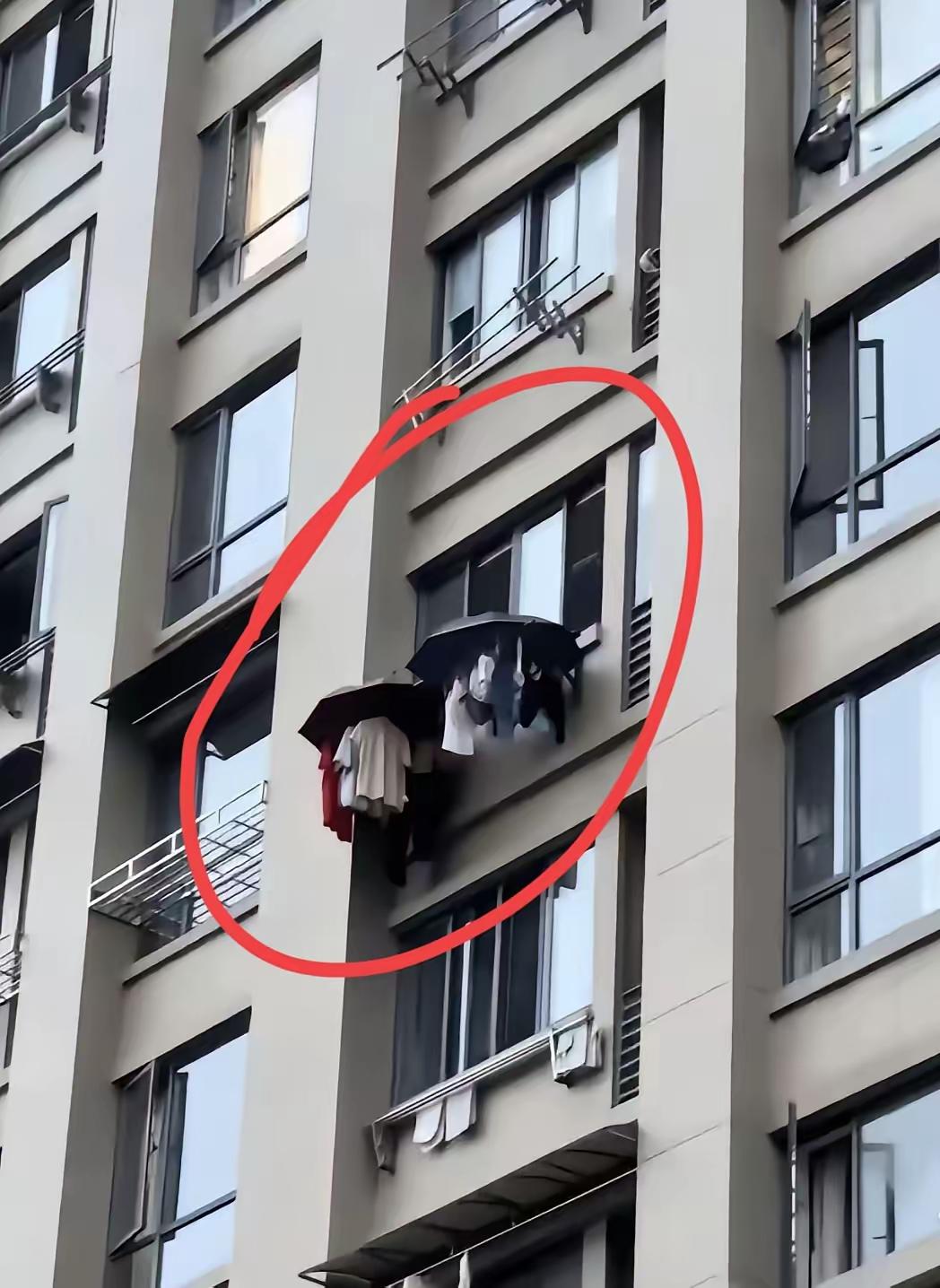 为晾晒在外面的衣服打雨伞合适吗？我觉得不合适，雨伞撑开在阳台外会存在安全隐患。如